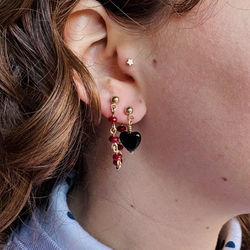 Anka Snider black/ruby heart chain earrings